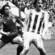 Tirapu, junto a Larrañaga, en un partido en El Sadar frente a la Real Sociedad en 1984. DIARIO DE NAVARRA